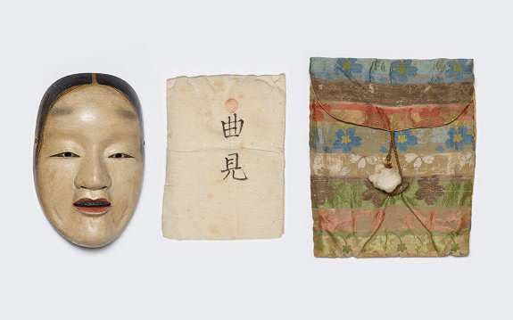 Drei Ausstellungsobjekte: Eine Maske und zwei Taschen aus Stoff