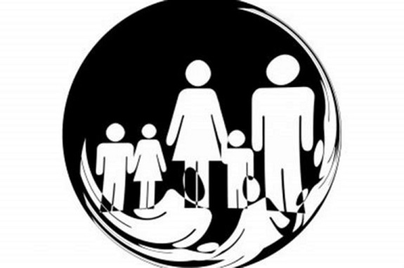 Weisse Figuren, die Mann, Frau und Kinder darstellen auf schwarzem Grund