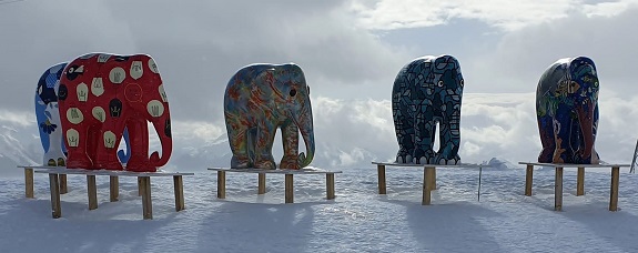 Elefantenskulpturen auf der Skipiste