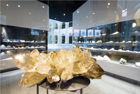 Ein riesiger Kristall – auf einem Tisch in einer Ausstellung
