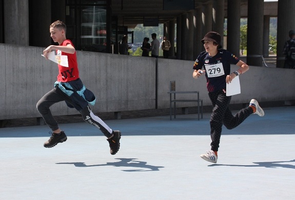 Zwei Jugendliche mit Startnummer beim Laufen