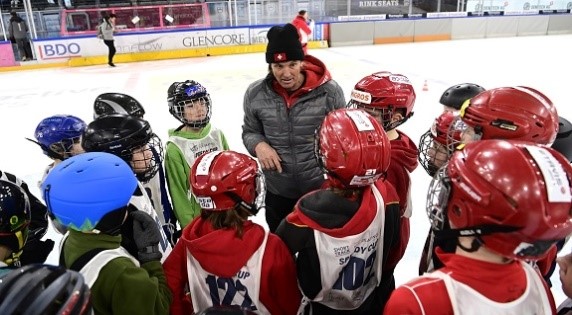 Kinder in Eishockeyausr&uuml;stung auf dem Eisfeld