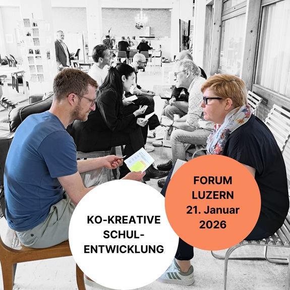 Mehrere Personen sitzen in einer Gruppe zusammen und unterhalten sich; im Vordergrund stehen zwei Kreise mit den Texten &bdquo;KO-KREATIVE SCHULENTWICKLUNG&ldquo; und &bdquo;FORUM LUZERN 21. Januar 2026&ldquo;.
