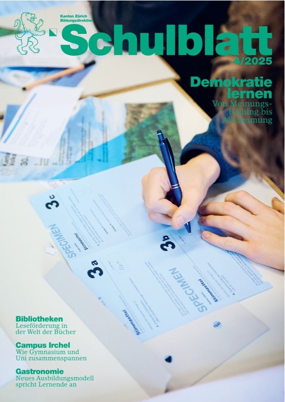 Titelseite des Magazins &bdquo;Schulblatt&ldquo; mit dem Schwerpunkt &bdquo;Demokratie lernen&ldquo;. Im Vordergrund schreibt eine Person auf blaue Stimmzettel, daneben liegen weitere Unterlagen.