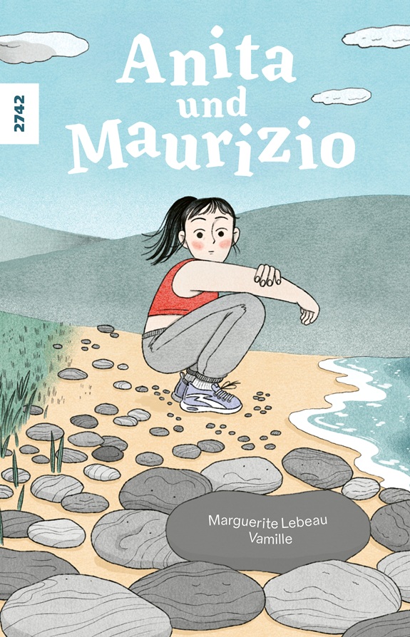 Illustration eines Buchcovers mit dem Titel &bdquo;Anita und Maurizio&ldquo;: Eine Person sitzt am Ufer zwischen Steinen, im Hintergrund Wasser und Wolken, unten der Name Marguerite Lebeau Vamille.