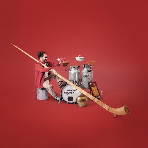 Der Musiker Enrico Lenzin mit Alphorn und Percussionsinstrumenten