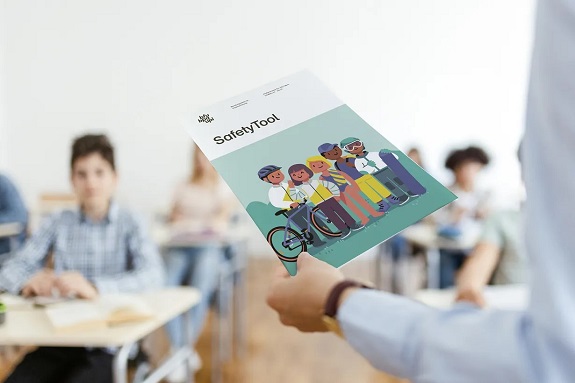 Eine Hand h&auml;lt die Brosch&uuml;re "SafetyTools"