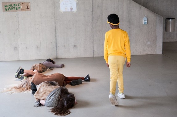 Bei der Theaterprobe: 3 Kinder liegen am Boden, eines l&auml;uft an ihnen vorbei