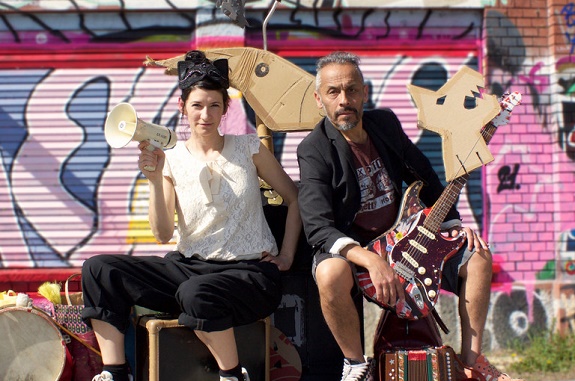 Laura mit einem Megaphon und Toto mit seiner Gitarre