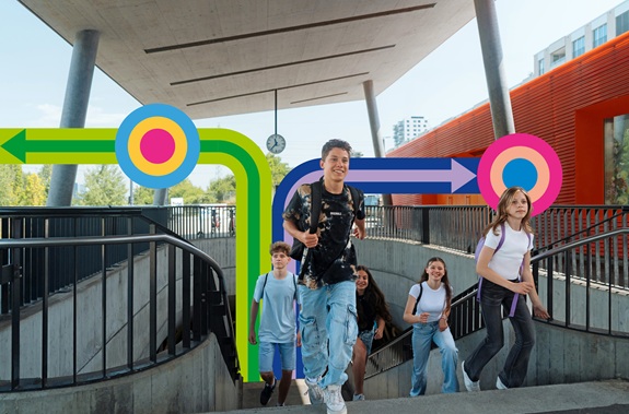 Sch&uuml;lerinnen und Sch&uuml;ler auf dem Weg zum Bahnsteig