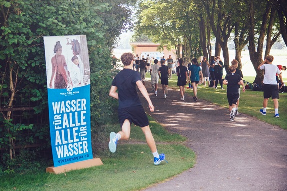 Jugendliche beim Spendenlauf &laquo;Wasser f&uuml;r alle&raquo;