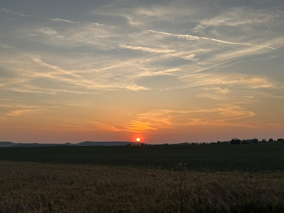 Abendstimmung mit rotem Mond