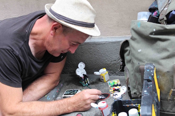 Ben Wilson an der Arbeit mit einem plattgedr&uuml;ckten Kaugummi