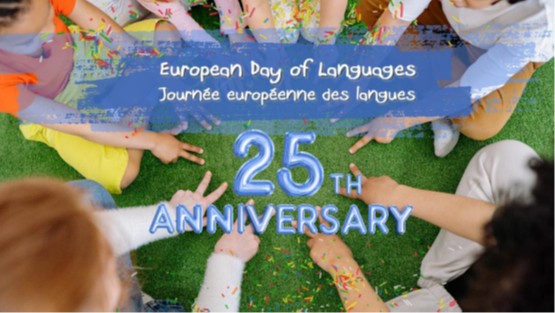 Kinder im Kreis strecken ihre H&auml;nde Richtung Mitte. In der Mitte steht: European Day of Languages, 25th Anniversary