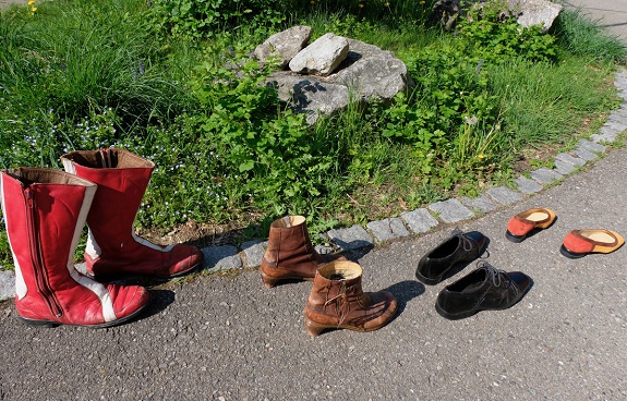Verschiedene Paare Schuhe sind auf einem Platz platziert
