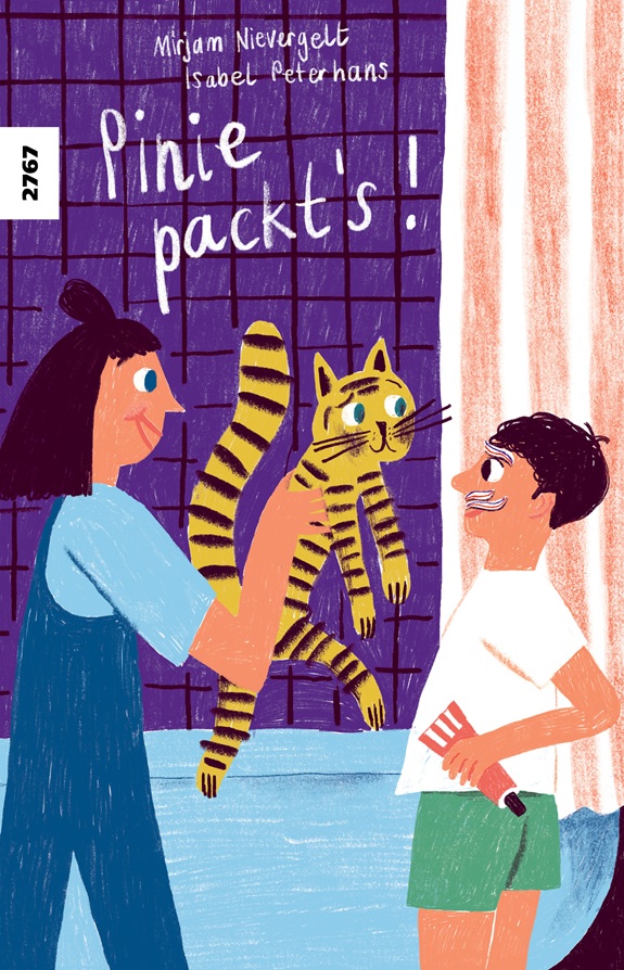 Illustriertes Buchcover mit zwei Personen, die eine gelb-schwarz gestreifte Katze hochhalten, vor einem lila karierten Hintergrund und dem Titel &bdquo;Pinie packt&rsquo;s!&ldquo;.