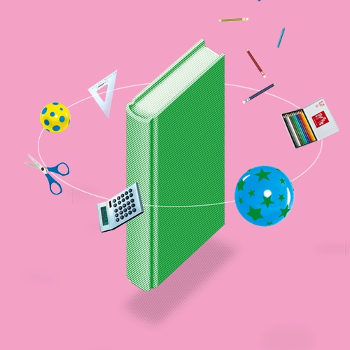 Ein grosses gr&uuml;nes Buch vor pinkem Hintergrund, umgeben von verschiedenen Schulutensilien wie Stiften, Schere, Taschenrechner und Linealen.