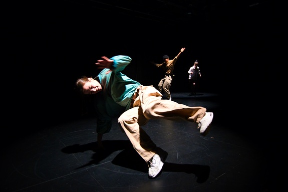 Drei Breakdancerinnen - der Fokus liegt auf der T&auml;nzerin im Vordergrund