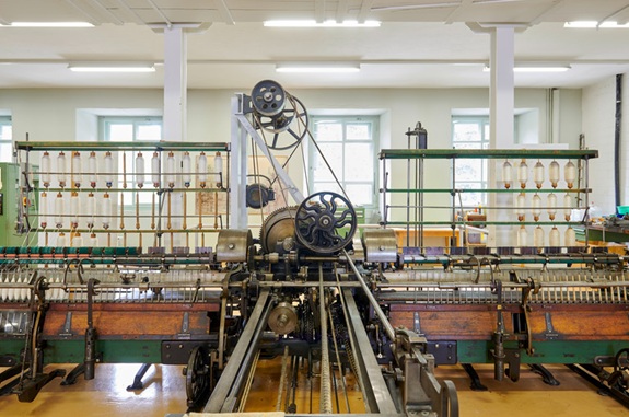 Eine kompliziert aussehende Maschine in einem Museusraum