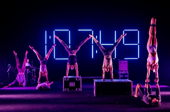 Akrobatiktruppe: Alle im Handstand
