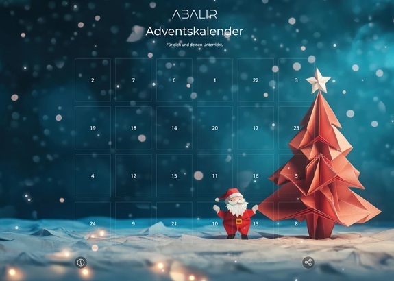 Digitaler Adventskalender mit 24 nummerierten T&uuml;rchen vor einem winterlichen, blauen Hintergrund. Rechts steht ein roter, origamiartiger Weihnachtsbaum mit Stern, daneben eine kleine Weihnachtsmannfigur.