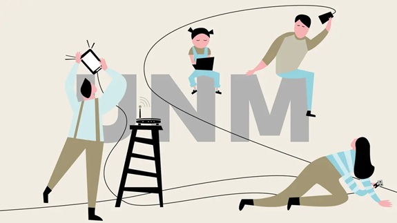 Eine Illustration zeigt vier Personen, die mit verschiedenen digitalen Ger&auml;ten (Tablet, Laptop, Smartphone, Mikrofon) besch&auml;ftigt sind, verbunden durch Kabel. Im Hintergrund stehen gro&szlig;e Buchstaben &bdquo;UNM&ldquo;.