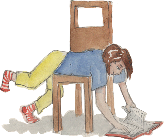 Ein M&auml;dchen liegt &uuml;ber einem Stuhl und liest so in einem am Boden liegenden Buch