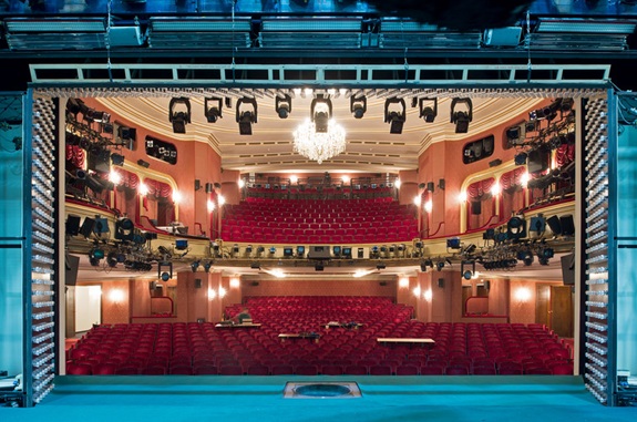 Blick in den leeren Saal des Schauspielhauses Z&uuml;rich