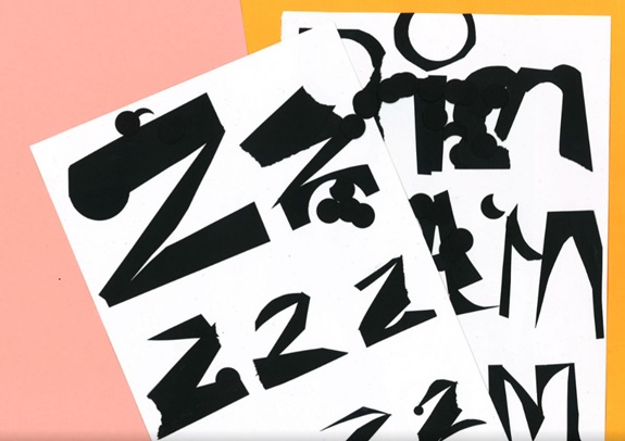 Zwei wei&szlig;e Bl&auml;tter mit gro&szlig;en, schwarzen, abstrakten Buchstabenformen und Zeichen, die &uuml;bereinander liegen. Der Hintergrund ist in Rosa und Gelb gehalten.