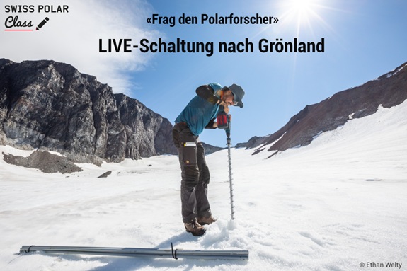 Ein Polarforscher entnimmt mit einem Eisborer eine Probe