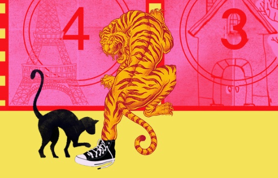 Szene mit einer Katze und einer Tigerfigur, die offenbar Teil einer dekorativen oder inszenierten Darstellung sind.