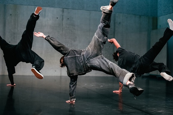 3 T&auml;nzer performen waghalsige Figuren im Stile von Breakdance oder Hiphop.