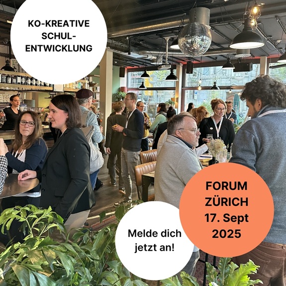 Flyer mit Infos zum Forum und einem Foto von Teilnehmenden