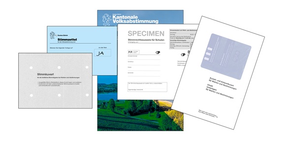  Verschiedene Unterlagen f&uuml;r eine kantonale Volksabstimmung &ndash; darunter Stimmzettel, Stimmausweis und Stimmkuvert &ndash; in unterschiedlichen Farben und Layouts, nebeneinander angeordnet. 