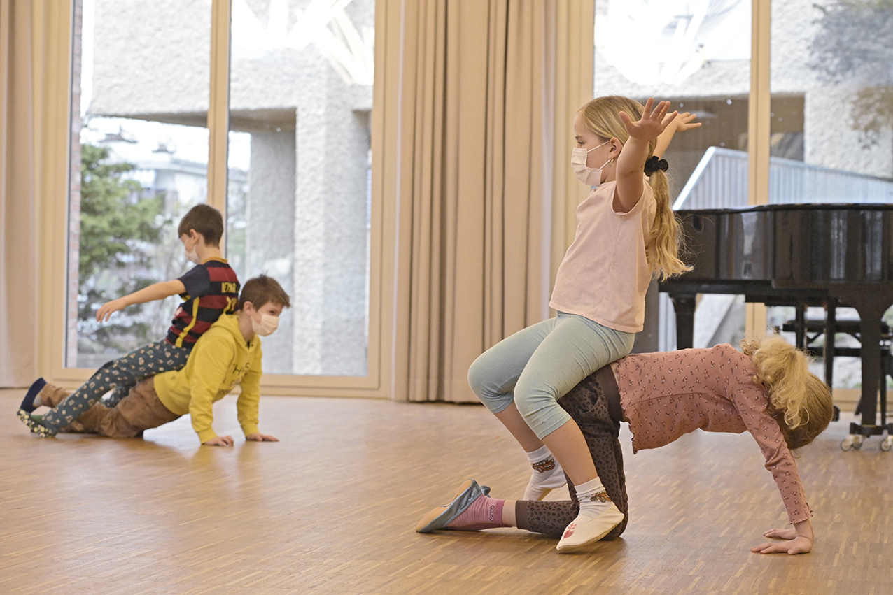 Kinder an einem Tanzworkshop