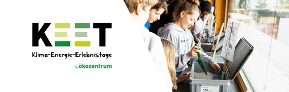 Schwarz-gr&uuml;nes Logo KEET (Klima-Energie-Erlebnistage.). Daneben Kinder, die an einem Laptop arbeiben