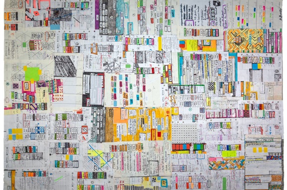 Viele kleine, handbeschriebene Zettel und Diagramme dicht nebeneinander angeordnet. 