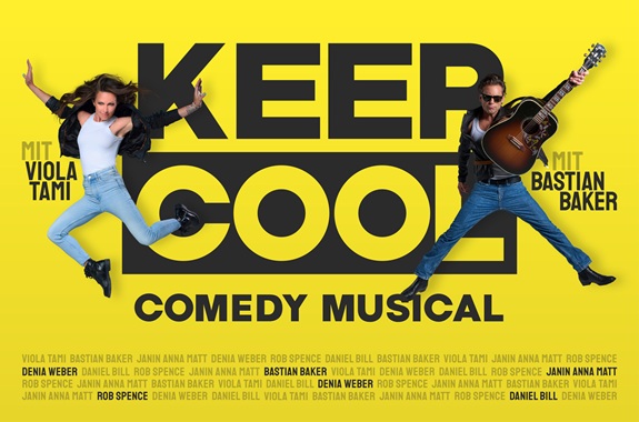 Plakat f&uuml;r ein Comedy‑Musical mit zwei springenden K&uuml;nstlern vor gelbem Hintergrund und gro&szlig;em Titeltext &bdquo;KEEP COOL&ldquo;.
