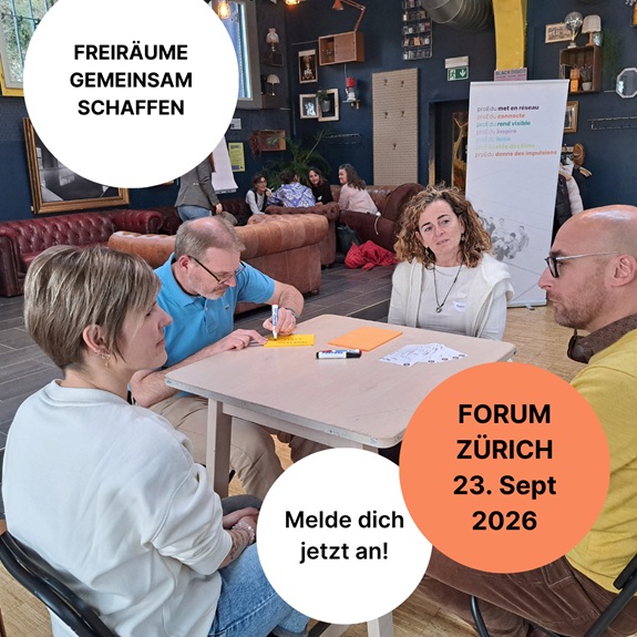 Vier Personen sitzen an einem Tisch und schreiben gemeinsam, daneben Werbetext zum Anlass &bdquo;Forum Z&uuml;rich&ldquo;.