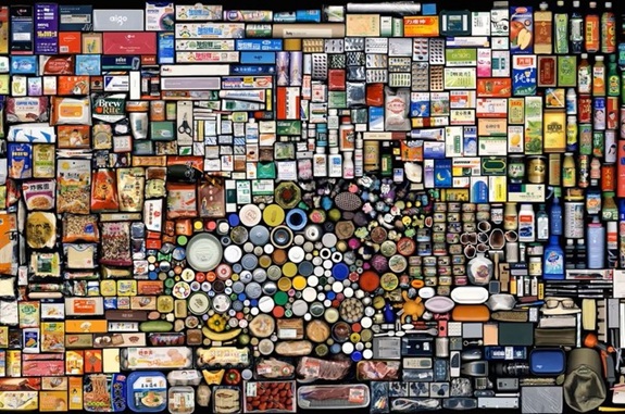 Grossfl&auml;chige Collage aus zahlreichen Verpackungen und Alltagsprodukten, dicht und farbenreich zu einem Mosaik angeordnet.