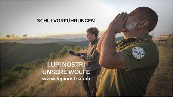 Zwei Personen stehen in einer h&uuml;geligen Landschaft bei Sonnenuntergang und beobachten die Umgebung, begleitet von Text zur Schulvorf&uuml;hrung &bdquo;Lupi Nostri &ndash; Unsere W&ouml;lfe&ldquo;.