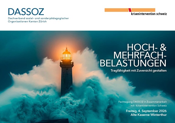 Plakat mit Leuchtturm im Sturm und dem Titel &bdquo;Hoch‑ & Mehrfachbelastungen&ldquo; sowie Veranstaltungsangaben von DASSOZ.