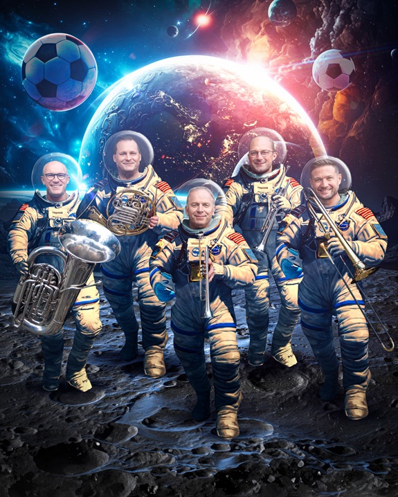 Fantasievolle Szene mit mehreren Personen in Raumanz&uuml;gen, die auf einer au&szlig;erirdischen Landschaft Musikinstrumente tragen, vor einem planetaren Weltraumhintergrund.