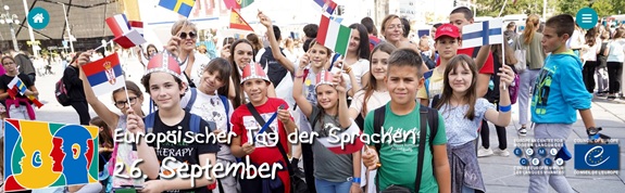 Kinder und Jugendliche halten Fahnen verschiedener L&auml;nder am Europ&auml;ischen Tag der Sprachen.