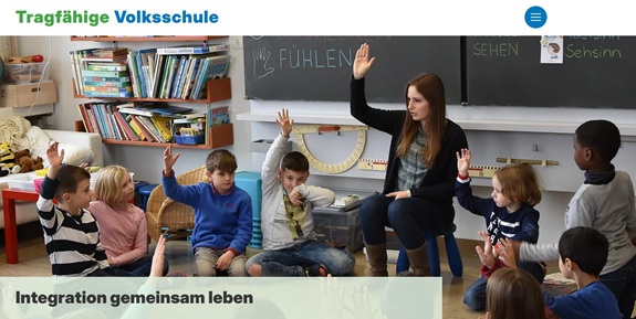 Kinder sitzen im Kreis im Klassenzimmer und melden sich w&auml;hrend einer Unterrichtssequenz.