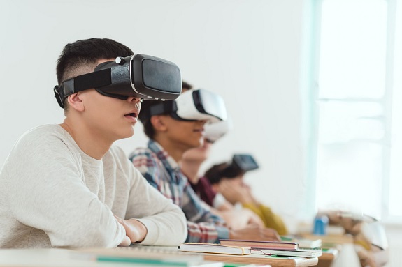 Schüler tragen eine VR-Brille