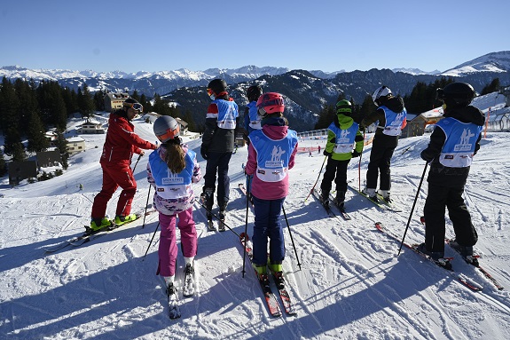 Eine Gruppe von Kindern auf Skiern auf der Piste