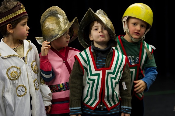 Vier verkleidete Kinder mit Helm