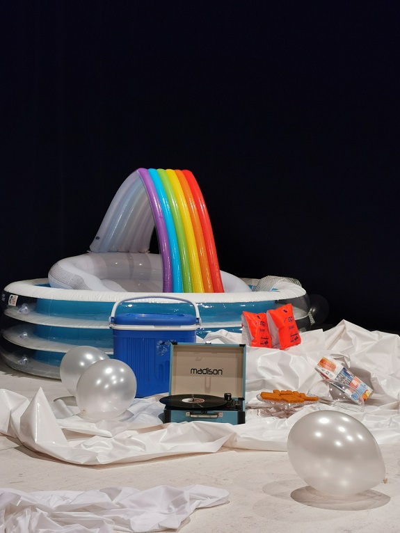 Ein Swimmingpool und ein Regenbogen aus Plastik