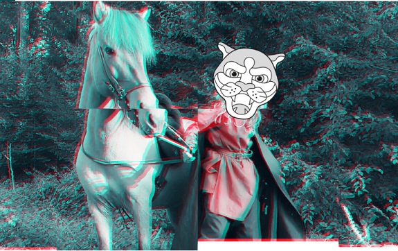 Foto von einer Gestalt, die ein Pferd führt. Der Kopf der Gestalt ist in schwarz-weiss gezeichnet